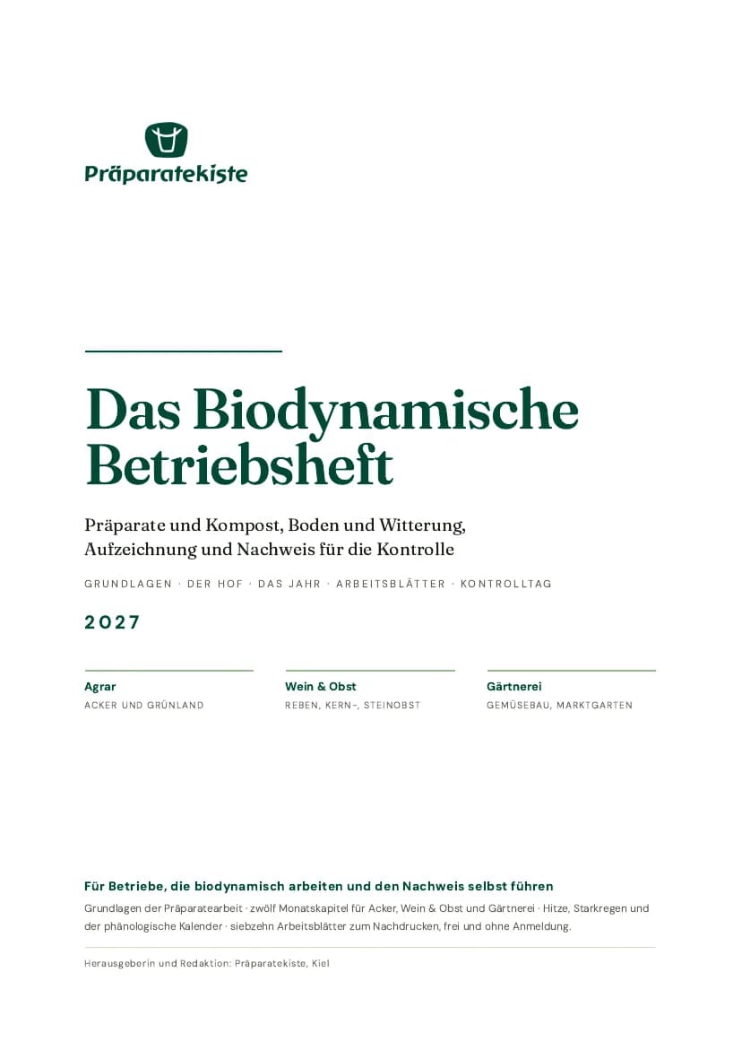 Umschlag des Biodynamischen Betriebshefts 2027 mit den drei Spuren Agrar, Wein und Obst, Gärtnerei